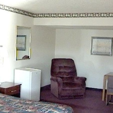 Economy Lodge And Suites Lincoln Room photo