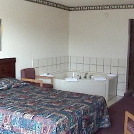 Economy Lodge And Suites Lincoln Room photo